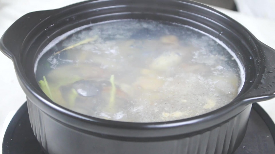 夏天做一道车螺芥菜汤，三分钟就能学会，清热又解暑