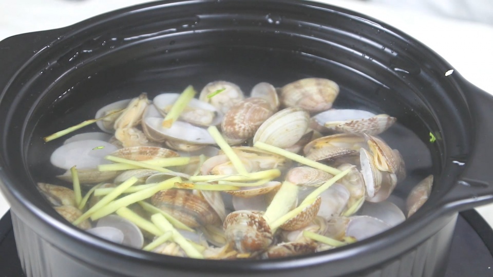 夏天做一道车螺芥菜汤，三分钟就能学会，清热又解暑