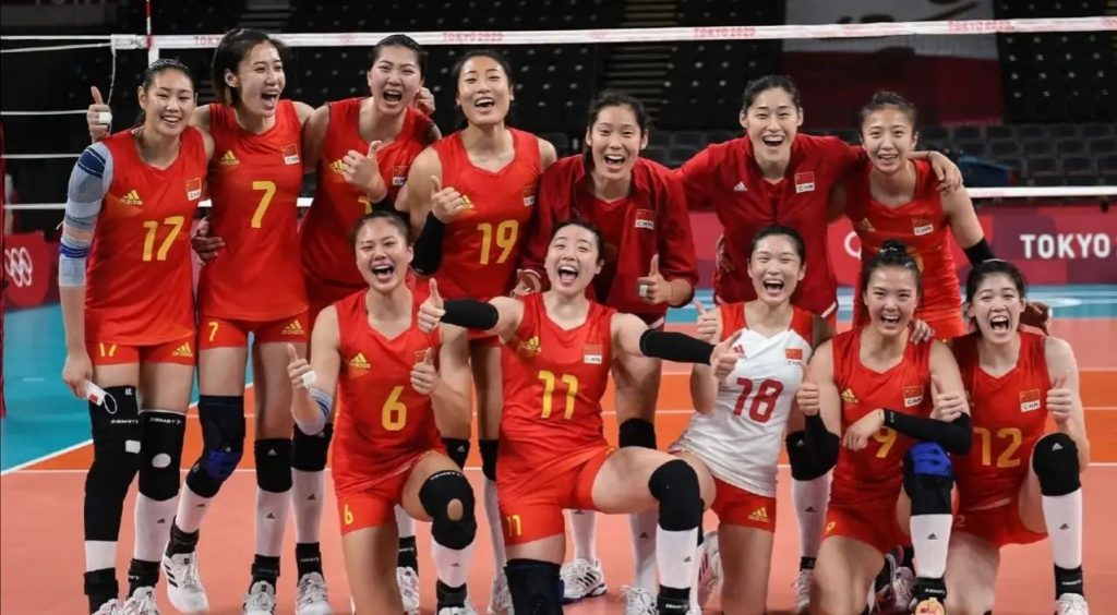 太美了！中国女排奥运首次胜利的集体合照