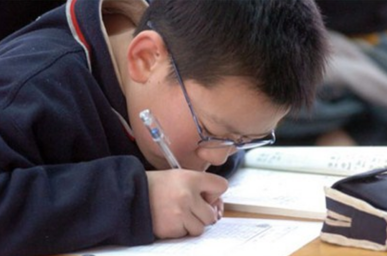 网友提议将中小学“眼镜率”，纳入学校考核指标，这个提议可行吗