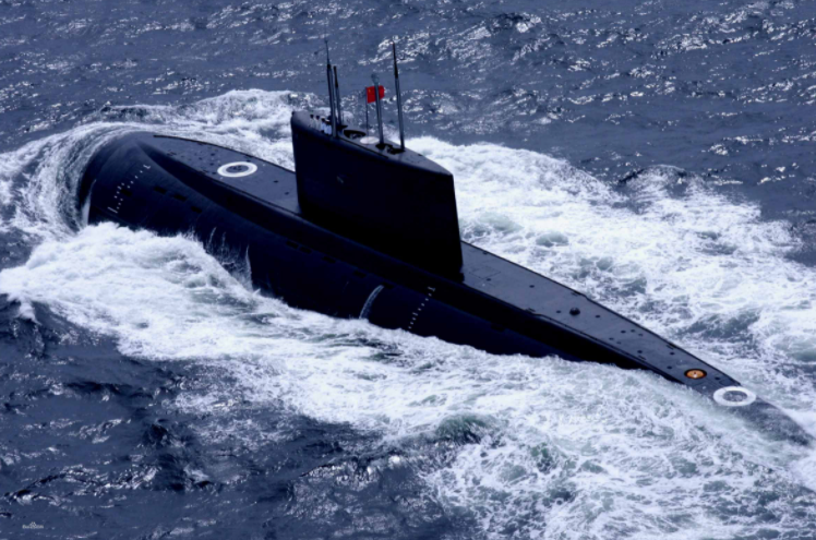 英国航母称“发现中国潜艇”，想杀个回马枪，中国海军军演够强硬
