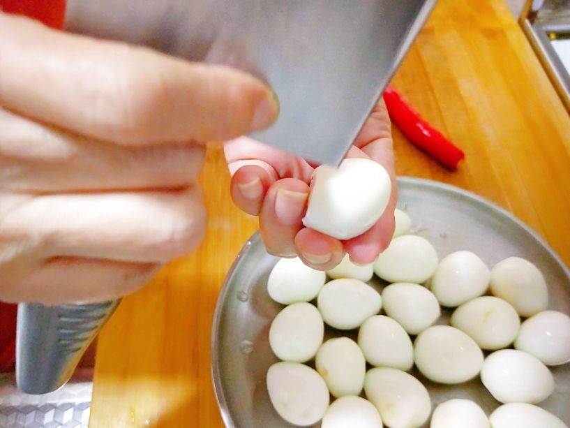 鹌鹑蛋是“天然的补脑丸”，孩子常吃健脑益智，给你两种家常做法