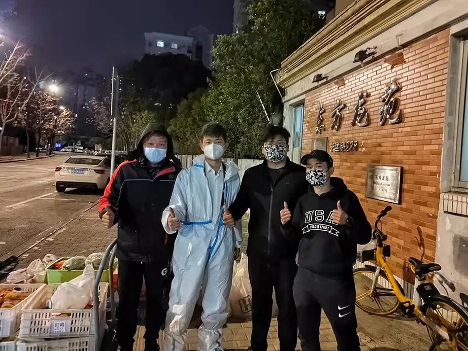 最清冷的春天，一个快递员在上海帮业主买菜