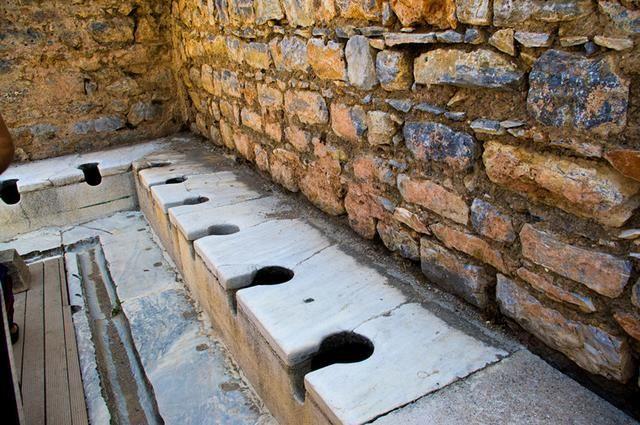 坟前决斗，用尿洗衣漱口，古罗马人的“奇特”行为，令人难以接受